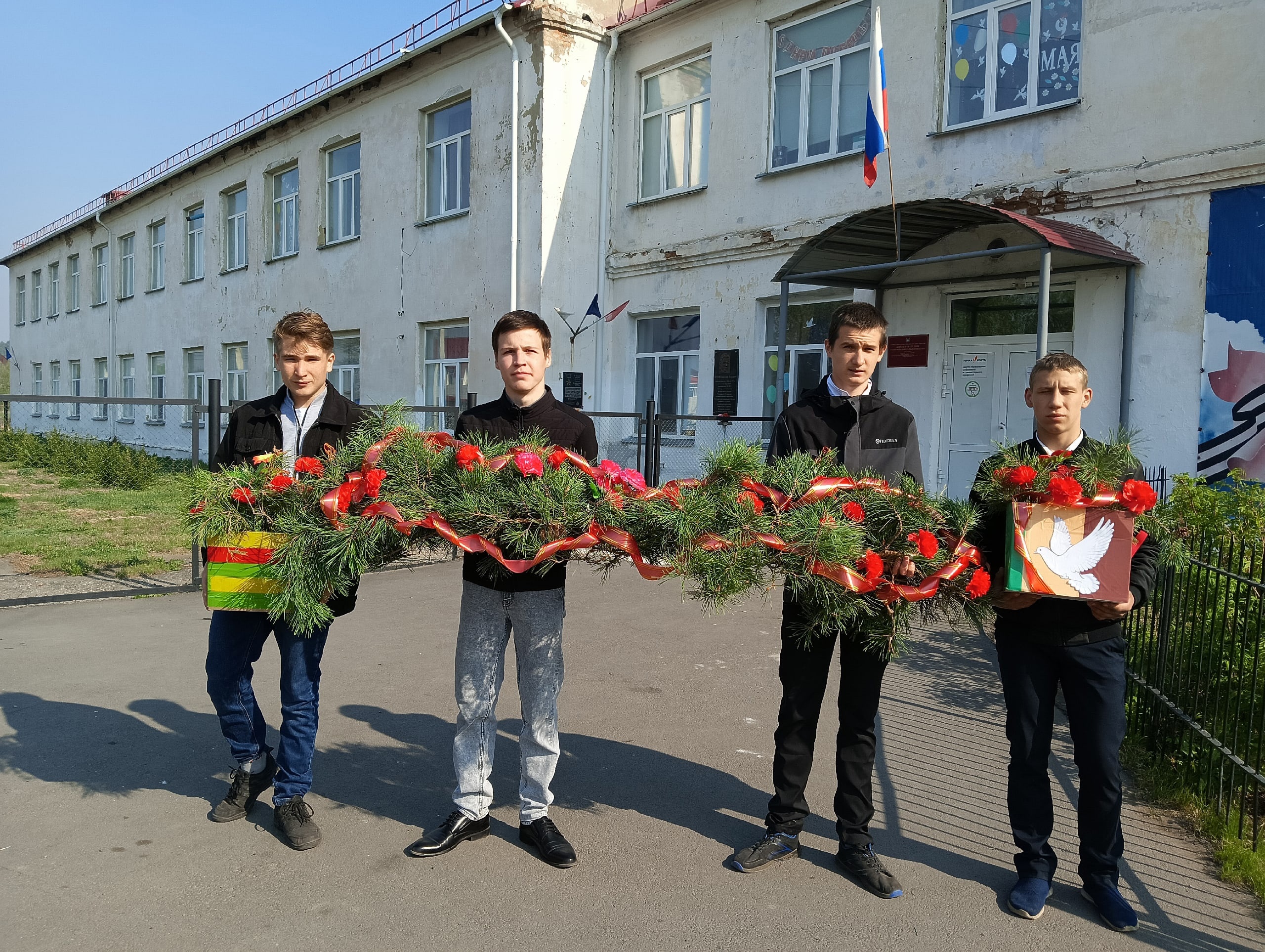 Ребята возложили цветы и почтили память погибших минутой молчания..