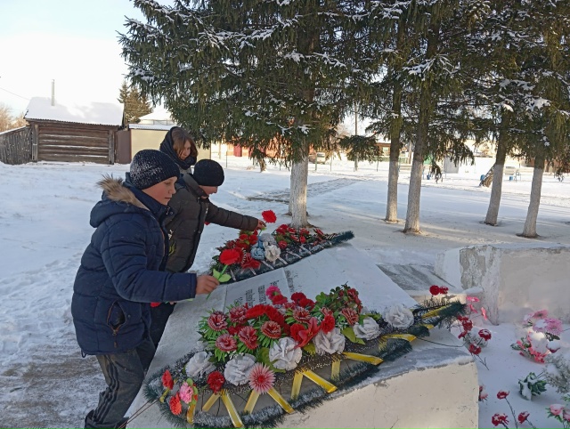 Возложение цветов к мемориалу.