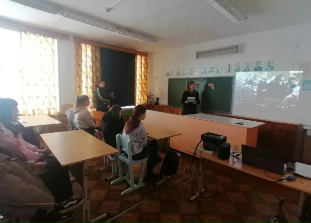 Торжественная линейка, посвящённая Дню полного освобождения Ленинграда от блокады и Международному дню памяти жертв Холокоста..