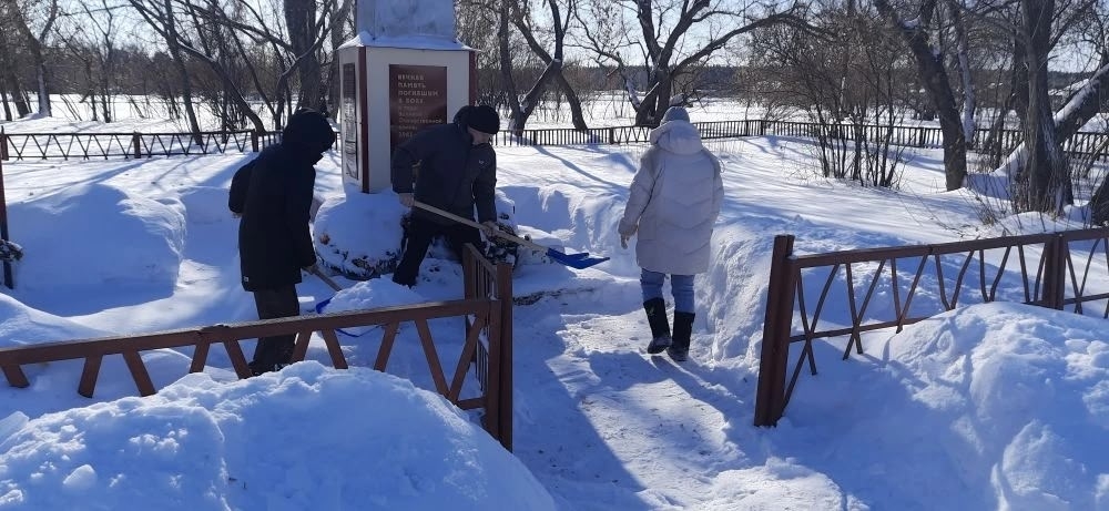 очистка Мемориала "Героям-победителям".