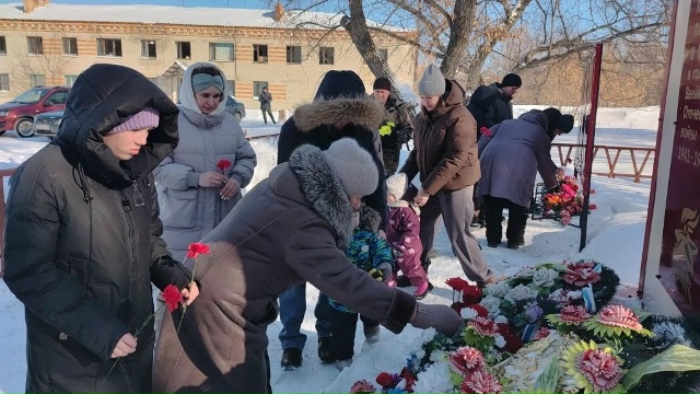 возложение цветов к памятнику павшим воинам-освободителям.