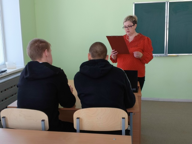 Заместитель директора по УВР проводит беседу с просмотром видеоролика "Терроризму -Нет!.