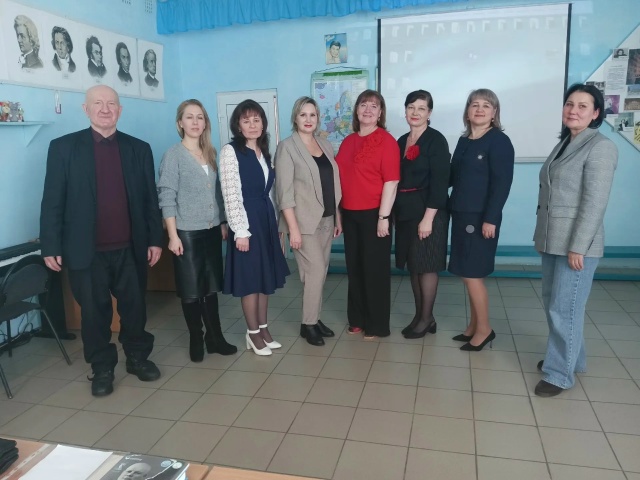 Дружба классами: диалог поколений в Мишкинской школе.