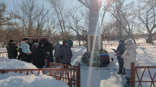 Митинг "Слава героям Отечества" приуроченный к закрытию месячника оборонно-массовых и спортивных мероприятий.