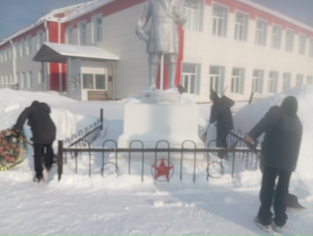 Волонтеры очищают памятники воинам-освободителям.