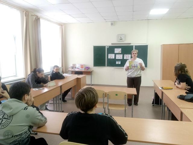 Педагог-психолог проводит беседу с учащимися по теме "Конфликт есть? Умей его решать".