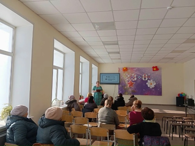 Завуч по УВР и педагог-психолог рассказывает родителям как уберечь детей от терроризма и экстремизма.