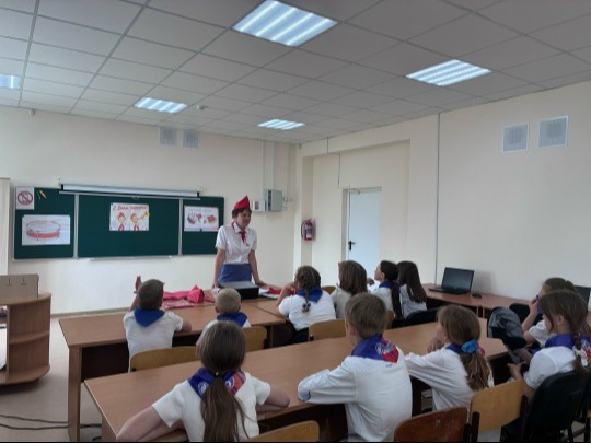 "Пионерская атрибутика".